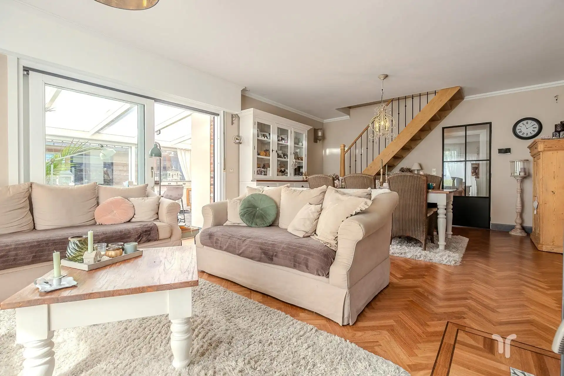Zeer verzorgde, instapklare, volledig gerenoveerde open bebouwing met 5 slaapkamers. foto 2