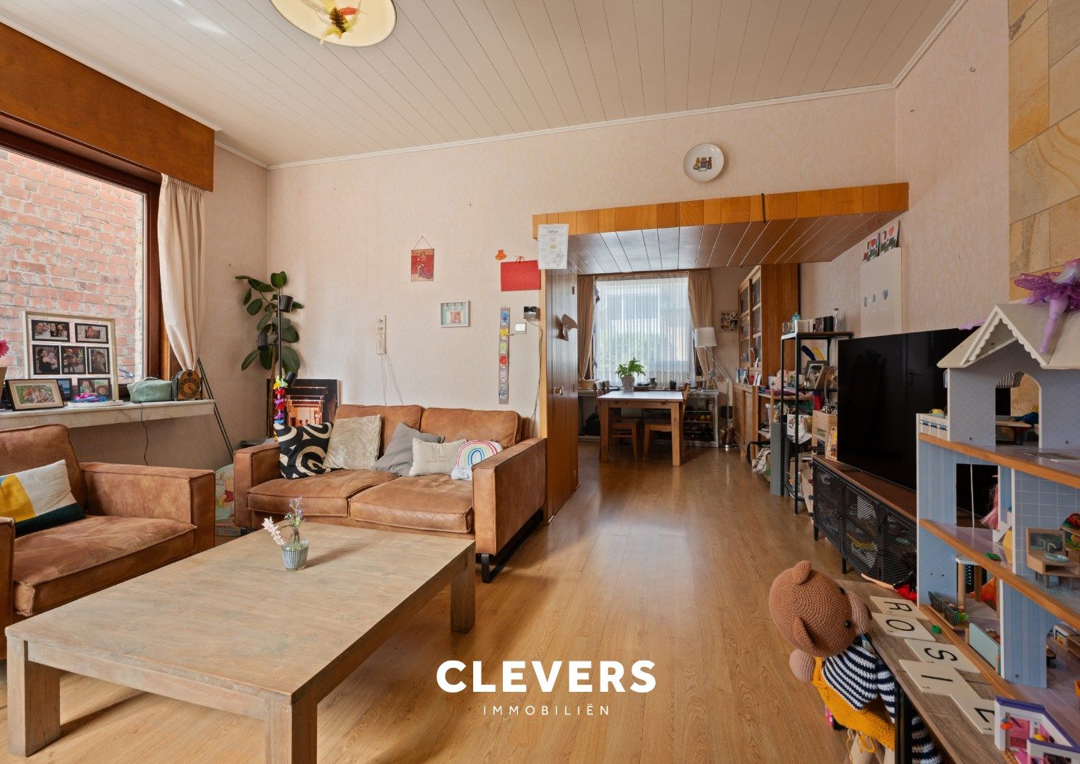 Op te frissen gezinswoning met 4 slaapkamers en zij-ingang foto 4