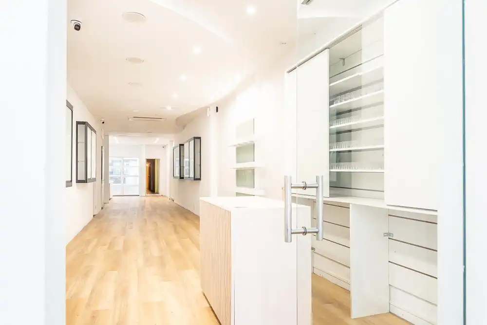 Veelzijdig handelspand op toplocatie in het centrum van Lanaken foto {{pictureIndex}}