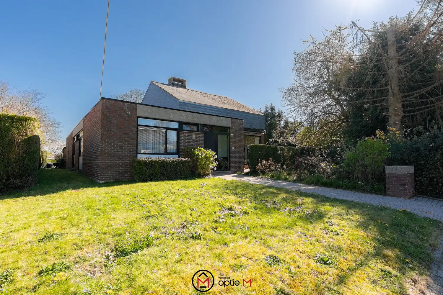 Hoofdfoto van de publicatie: Rustig gelegen ruime woning op een perceel van 16a58 te koop in Alken