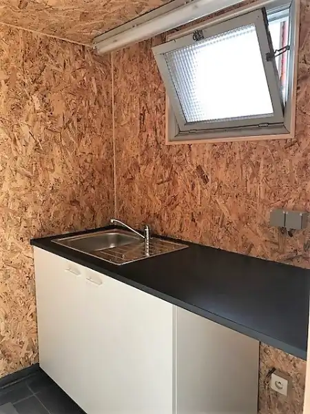 INSTAPKLAAR MULTIFUNCTIONEEL MAGAZIJN MET RUIME PARKING OP EEN TERREIN VAN 314 m² foto 9