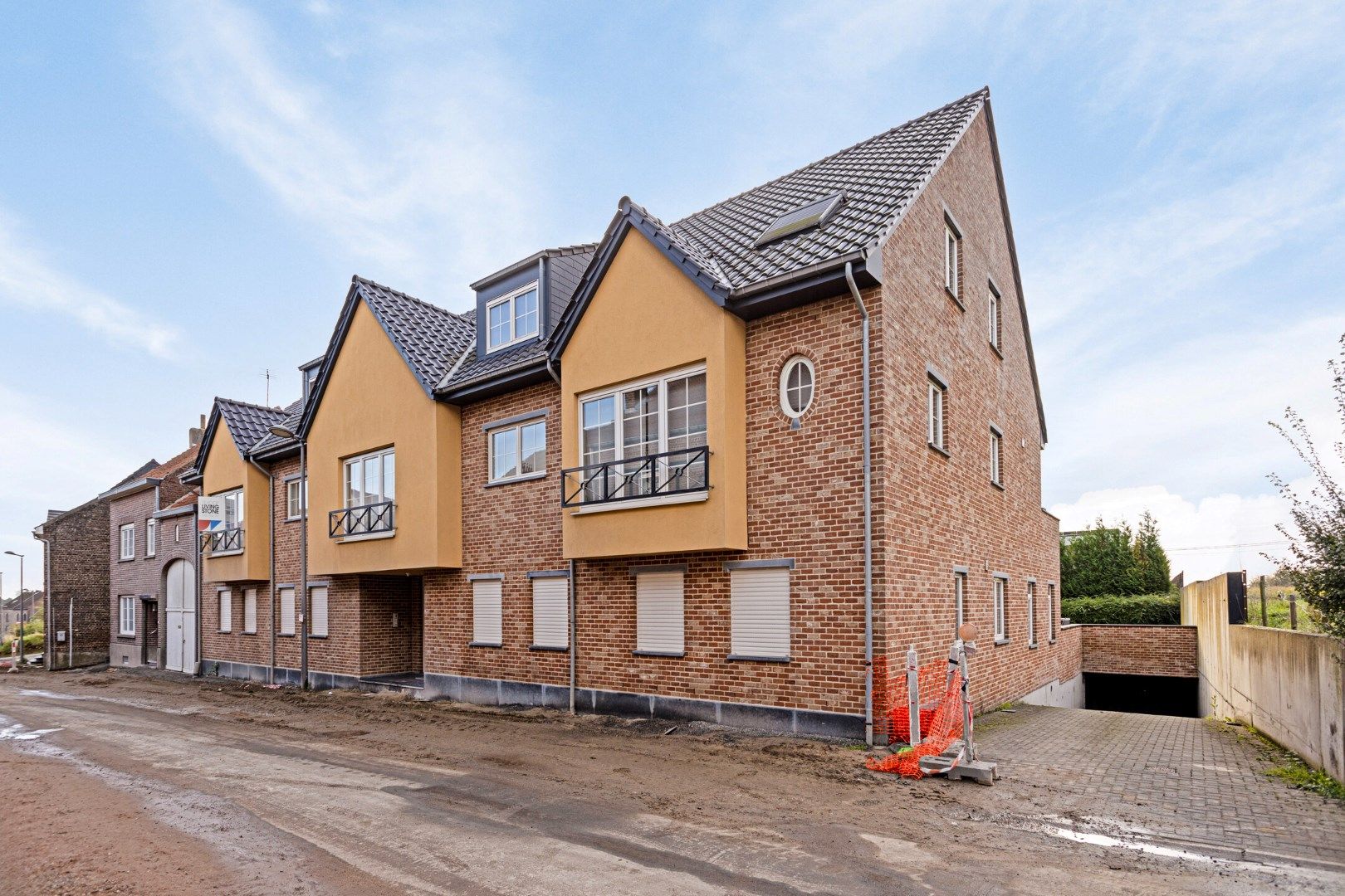 Prachtige energiezuinige duplex met afsluitbare garage, 2 slpks en groot terras foto {{pictureIndex}}