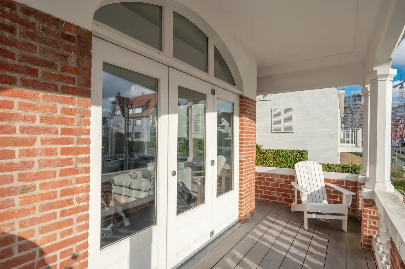 Gerenoveerde villa in Zoute, Knokke-Heist met 4 slaapkamers, tuin, garage, fietsenberging en 227m² hoogwaardige woonruimte. foto 11