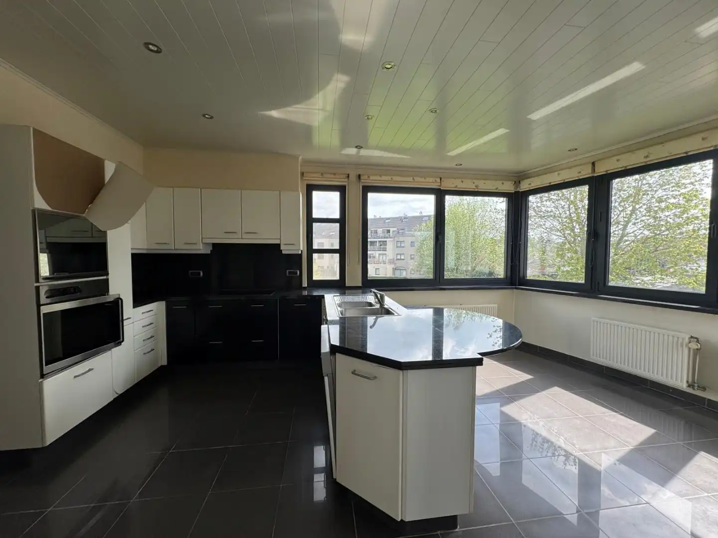 TE HUUR - Op zoek naar een ruim appartement in hartje Merchtem? Welkom Home! foto 6