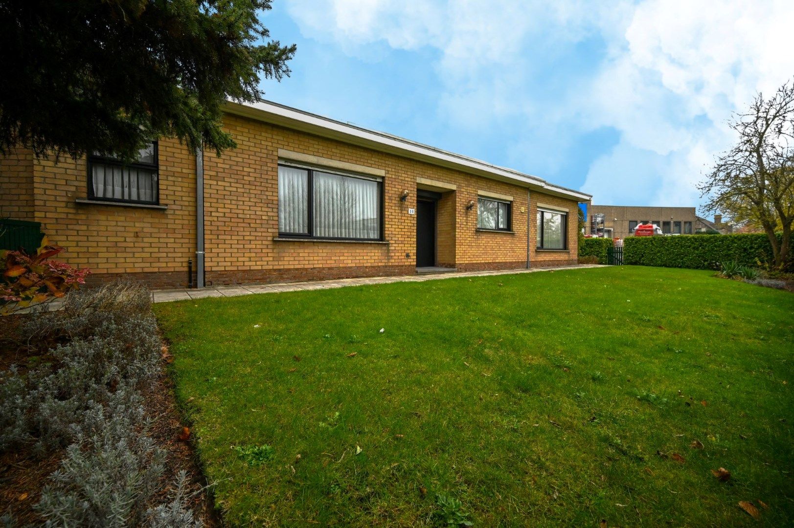 Deze alleenstaande bungalow woning is gelegen op fietsafstand van Brugge centrum. foto 21