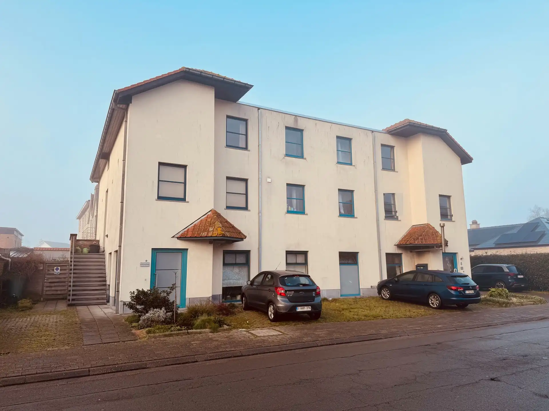 Hoofdfoto van de publicatie: Aangenaam duplex-appartement in Bredene – licht op te frissen naar eigen smaak.