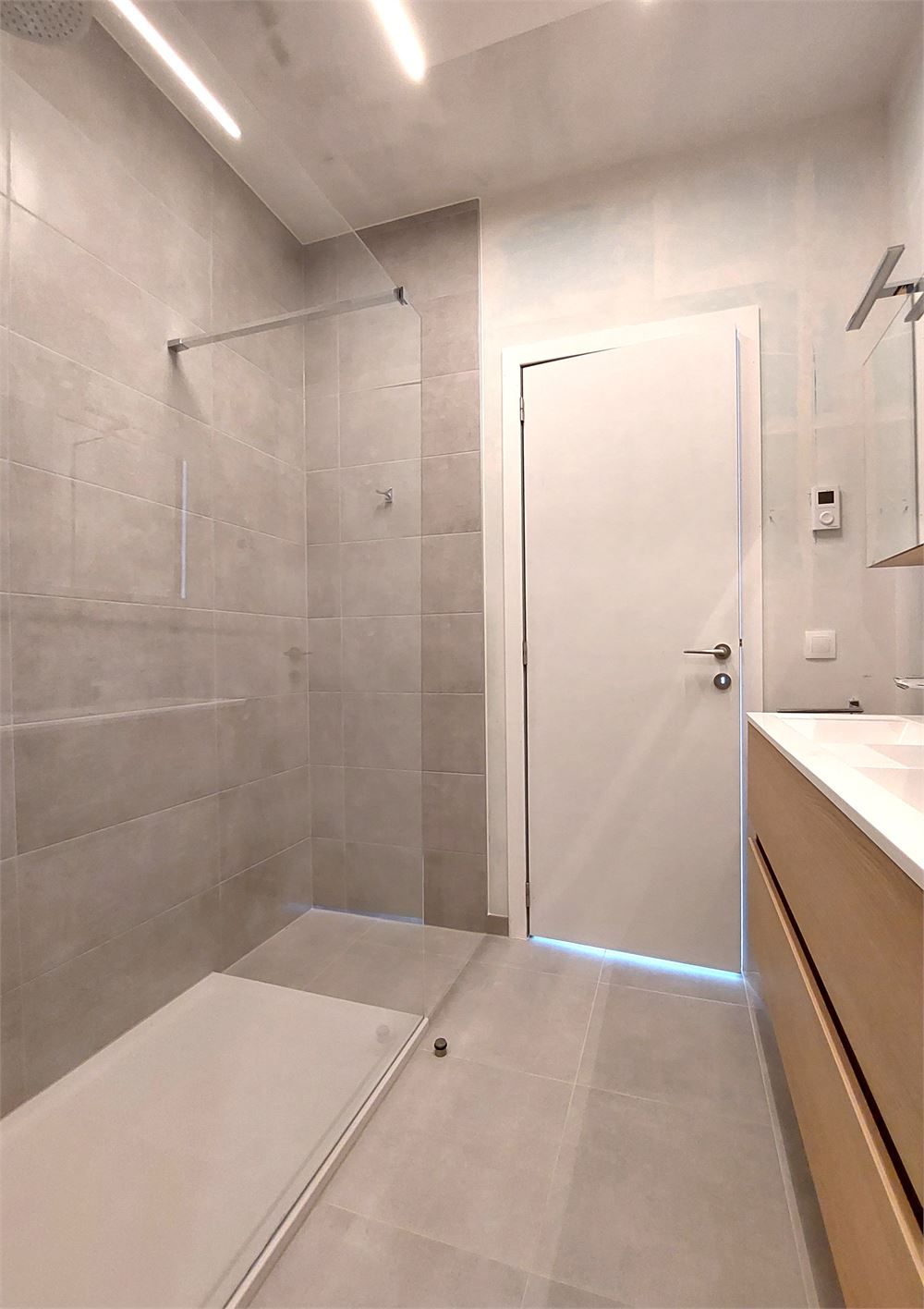 Nieuwbouw luxe appartment met autotaanplaats en fietsenberging foto 17