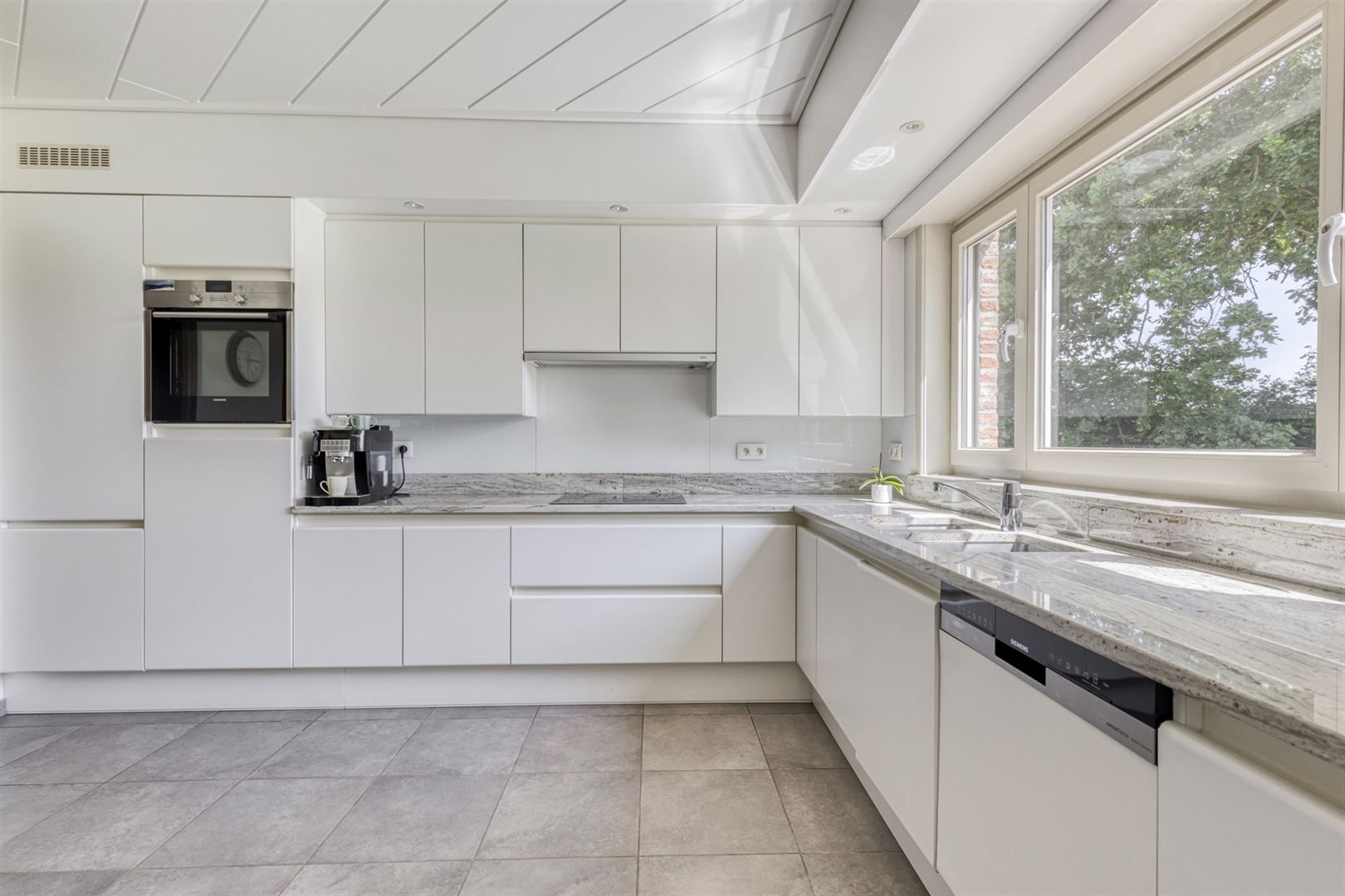 Huis + weiland foto 19