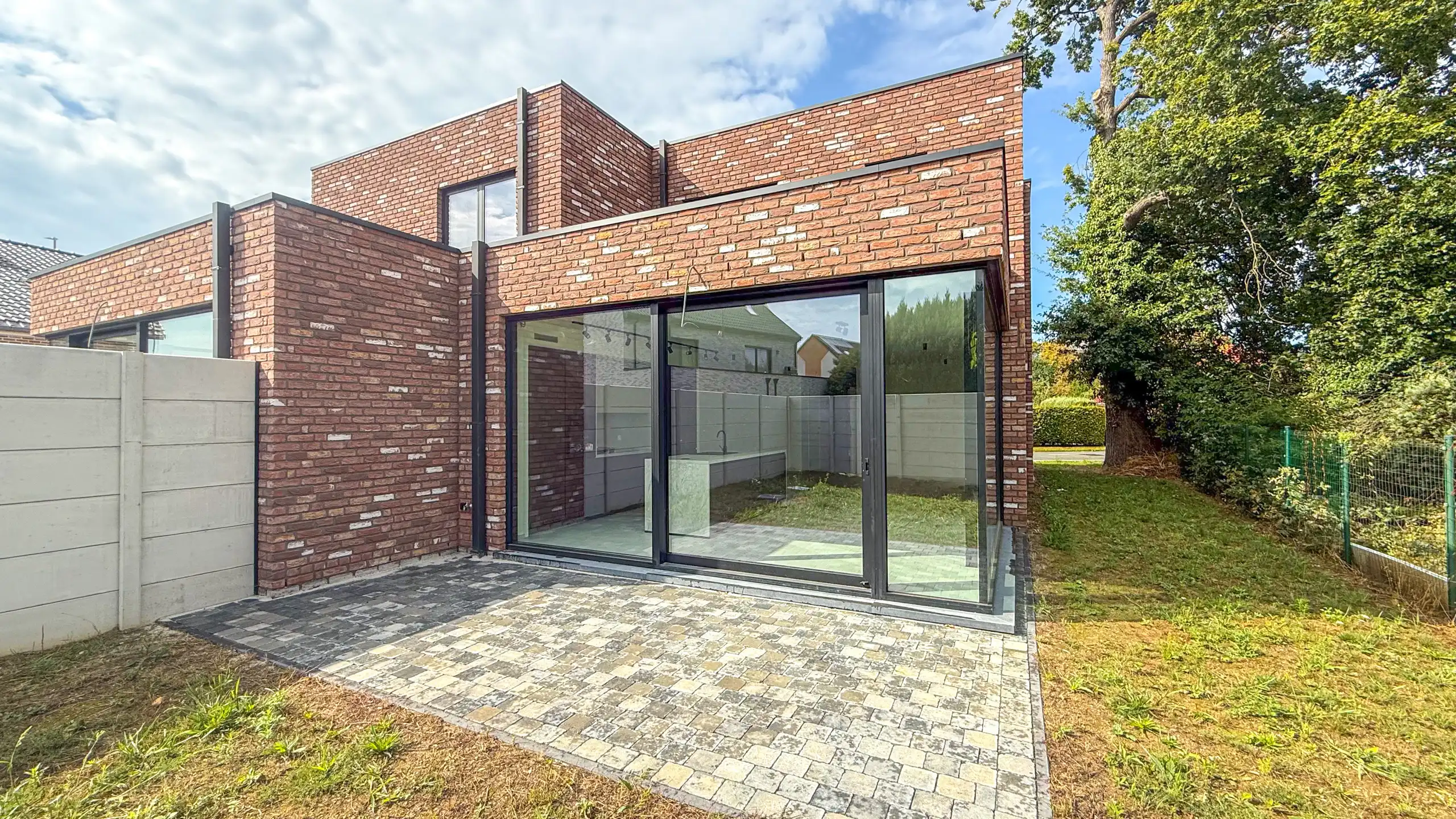 Kwalitatief afgewerkte nieuwbouwwoning op centrale ligging! foto 45