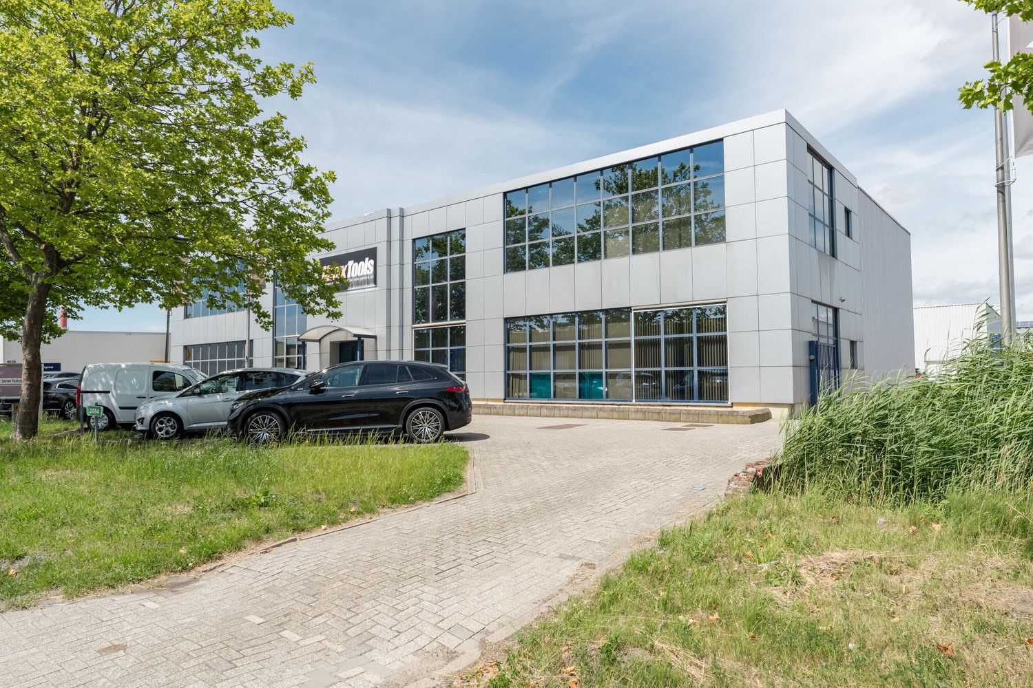 RUIM MULTIFUNTIONEEL BEDRIJFSPAND MET KANTORENCOMPLEX foto 4