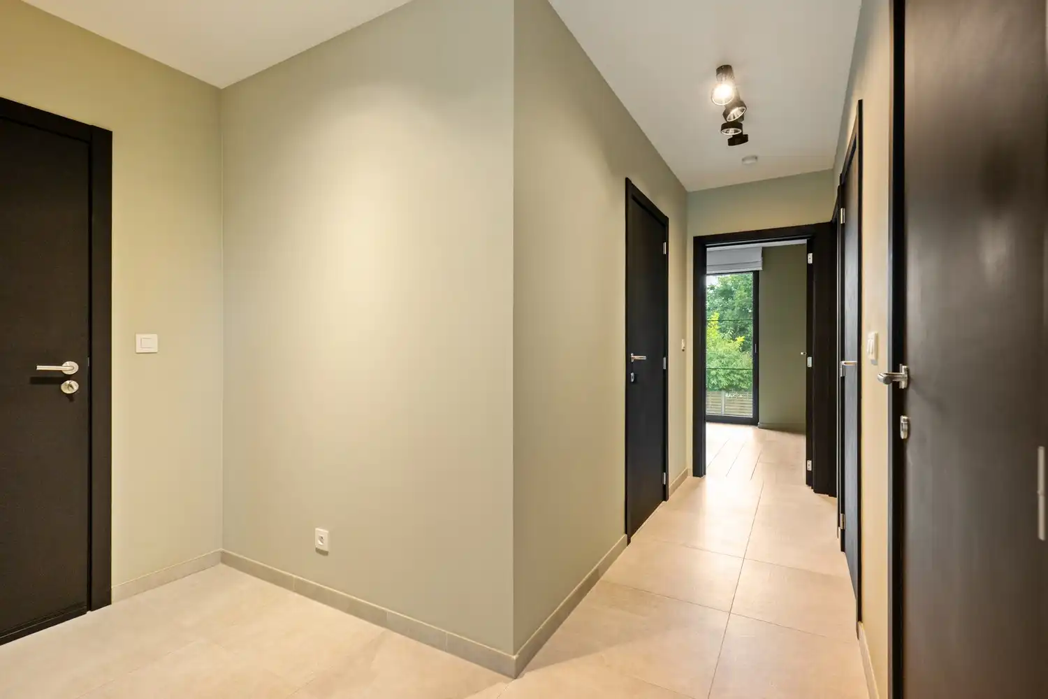 Recent energiezuinig appartement met 2 slpkrs, terras en autostaanplaats te Schriek foto 15
