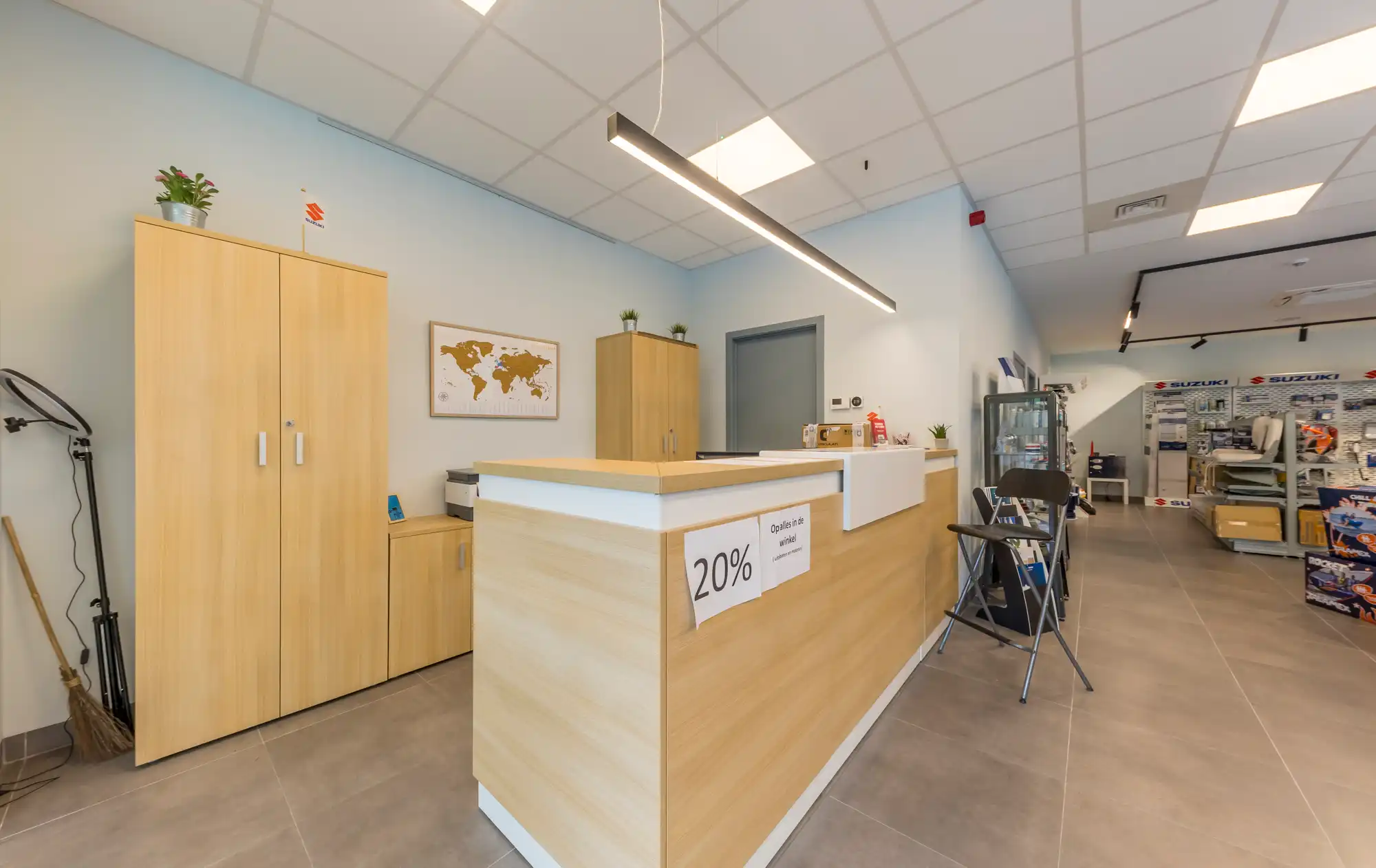TE HUUR: Recent en hoogwaardig afgewerkt bedrijfs-/kantoorgebouw met showroom, magazijn en ruime parking foto 16