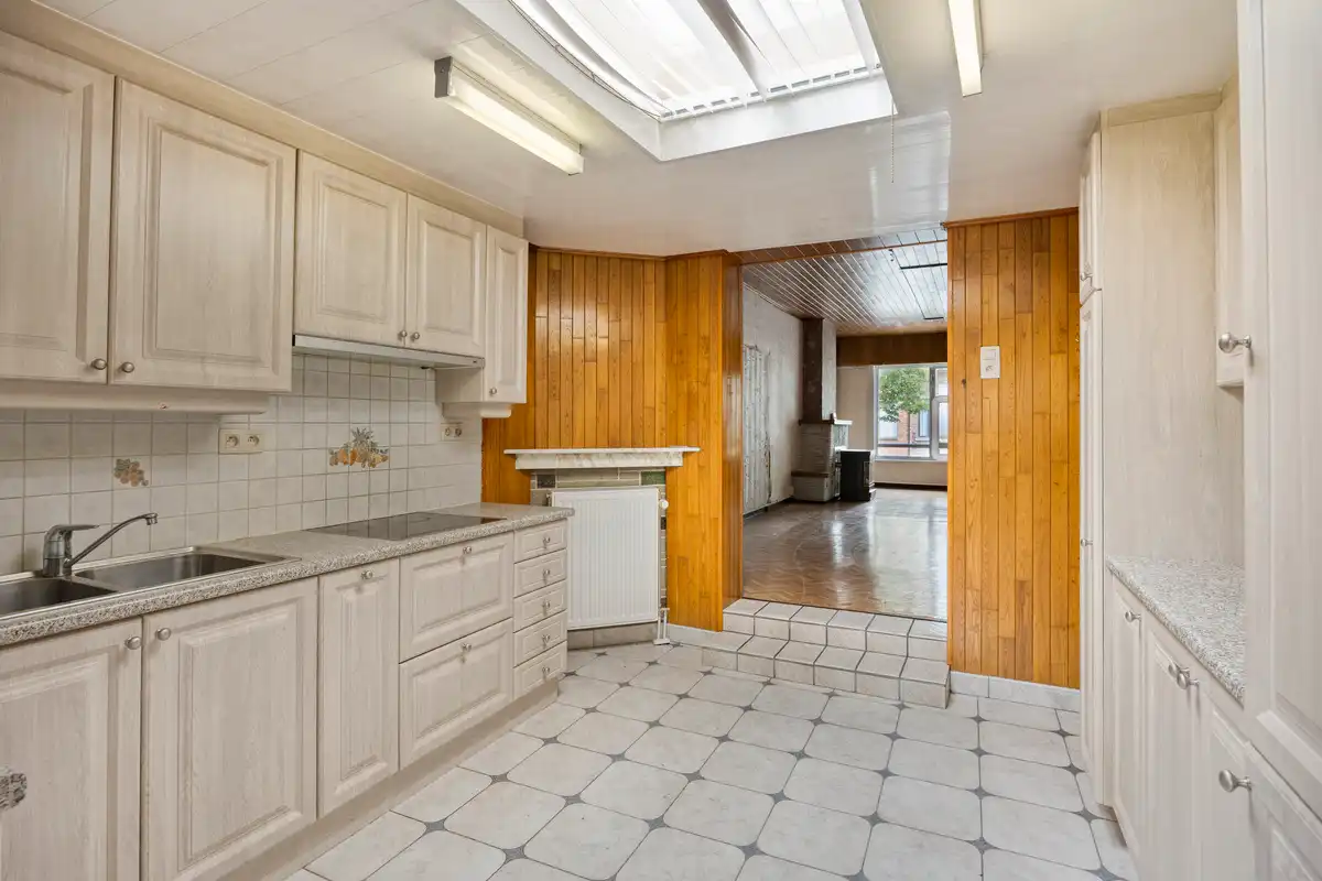 Te renoveren woning met grote garage foto 11