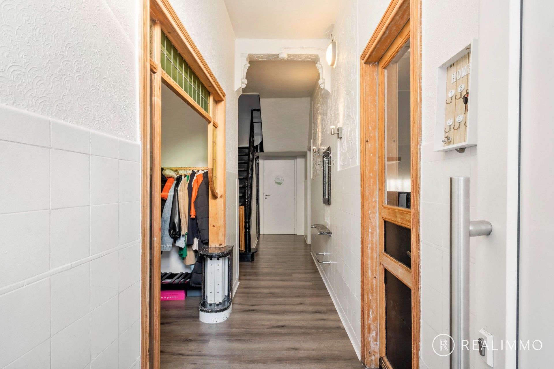 Verrassend ruime woning met 5 slaapkamers en garage foto 2