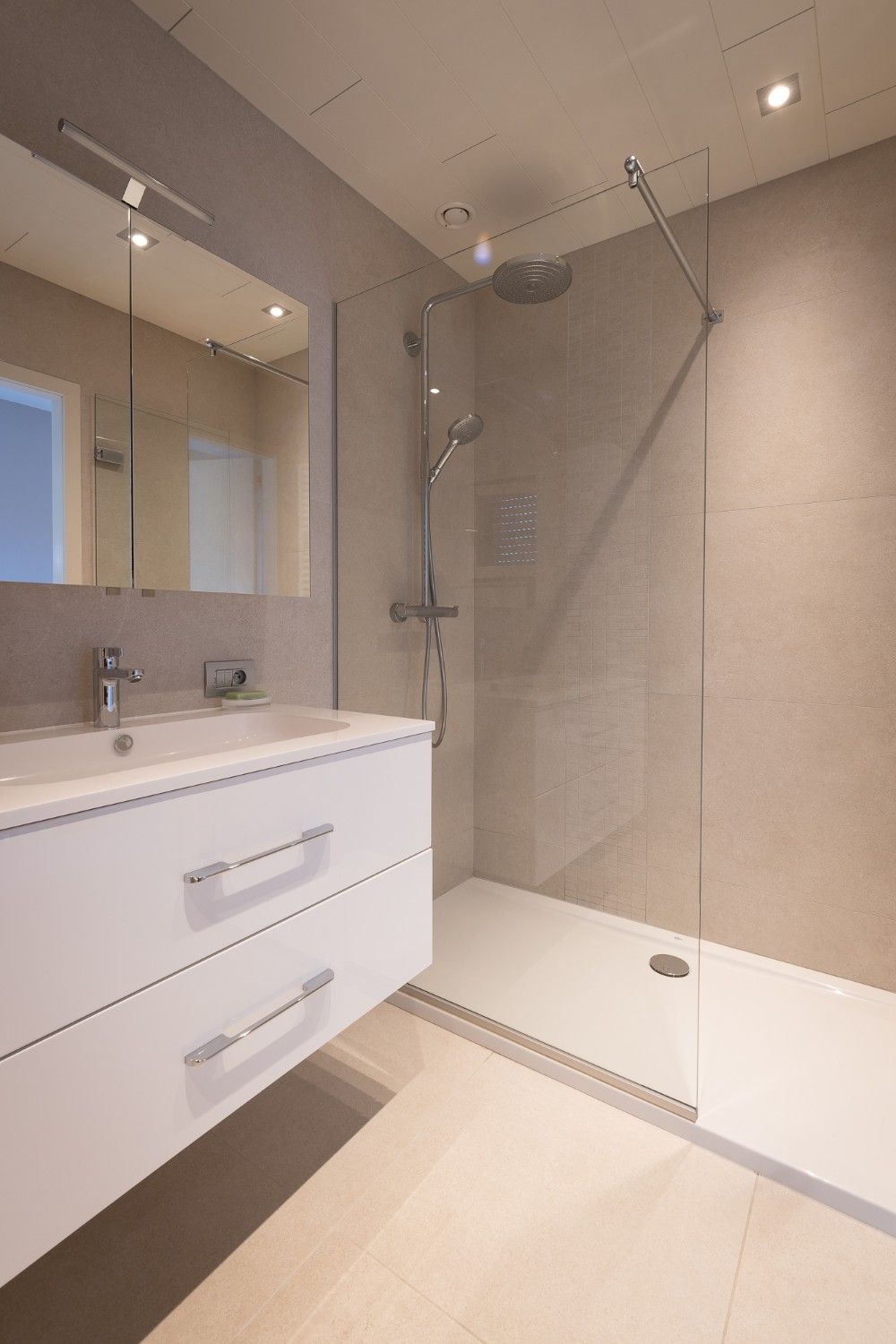 Rustig gelegen, ruime woning met magazijn foto 14