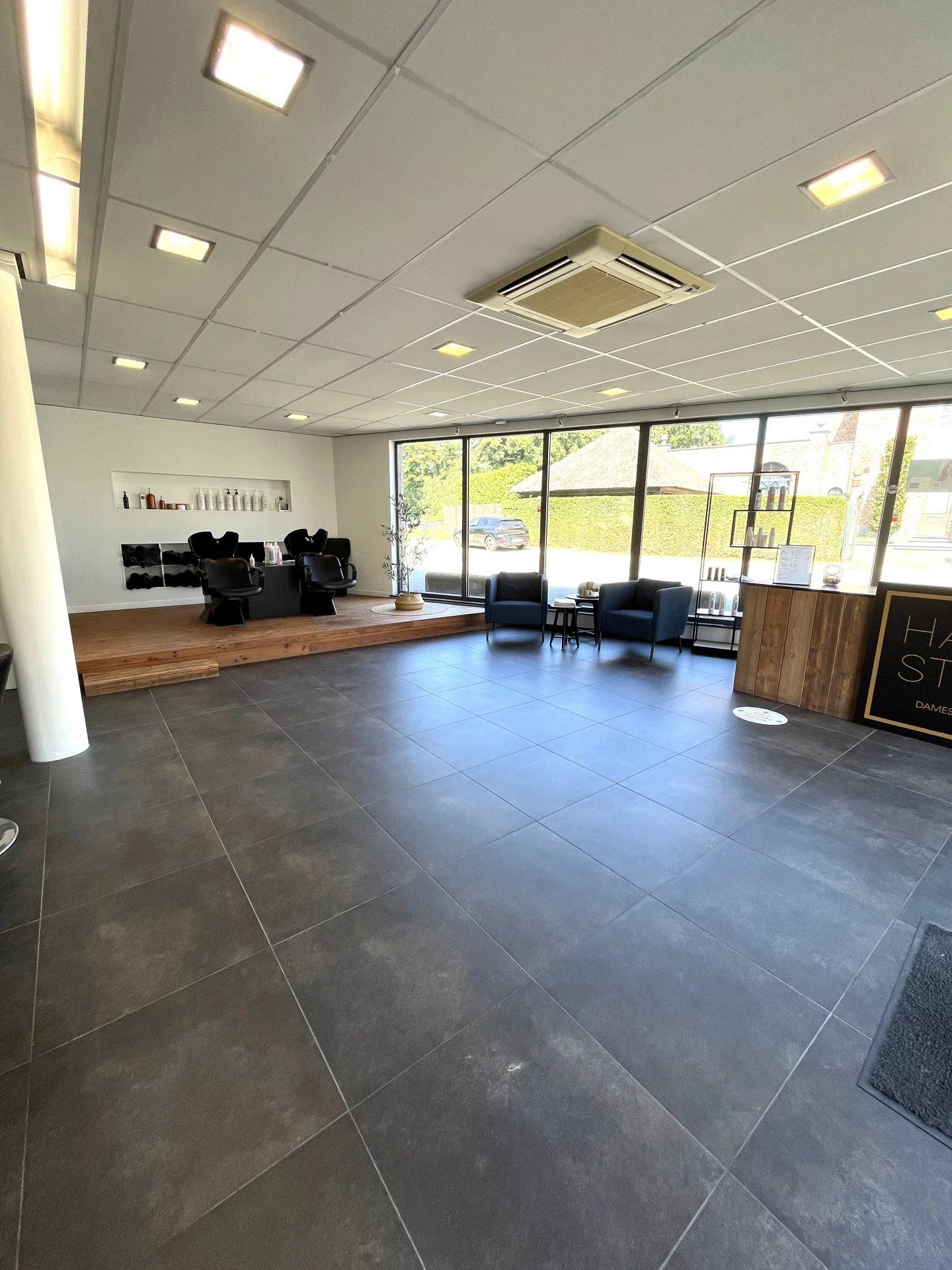 Instapklaar handelspand met aanpalend 1 slaapkamer appartement foto 7