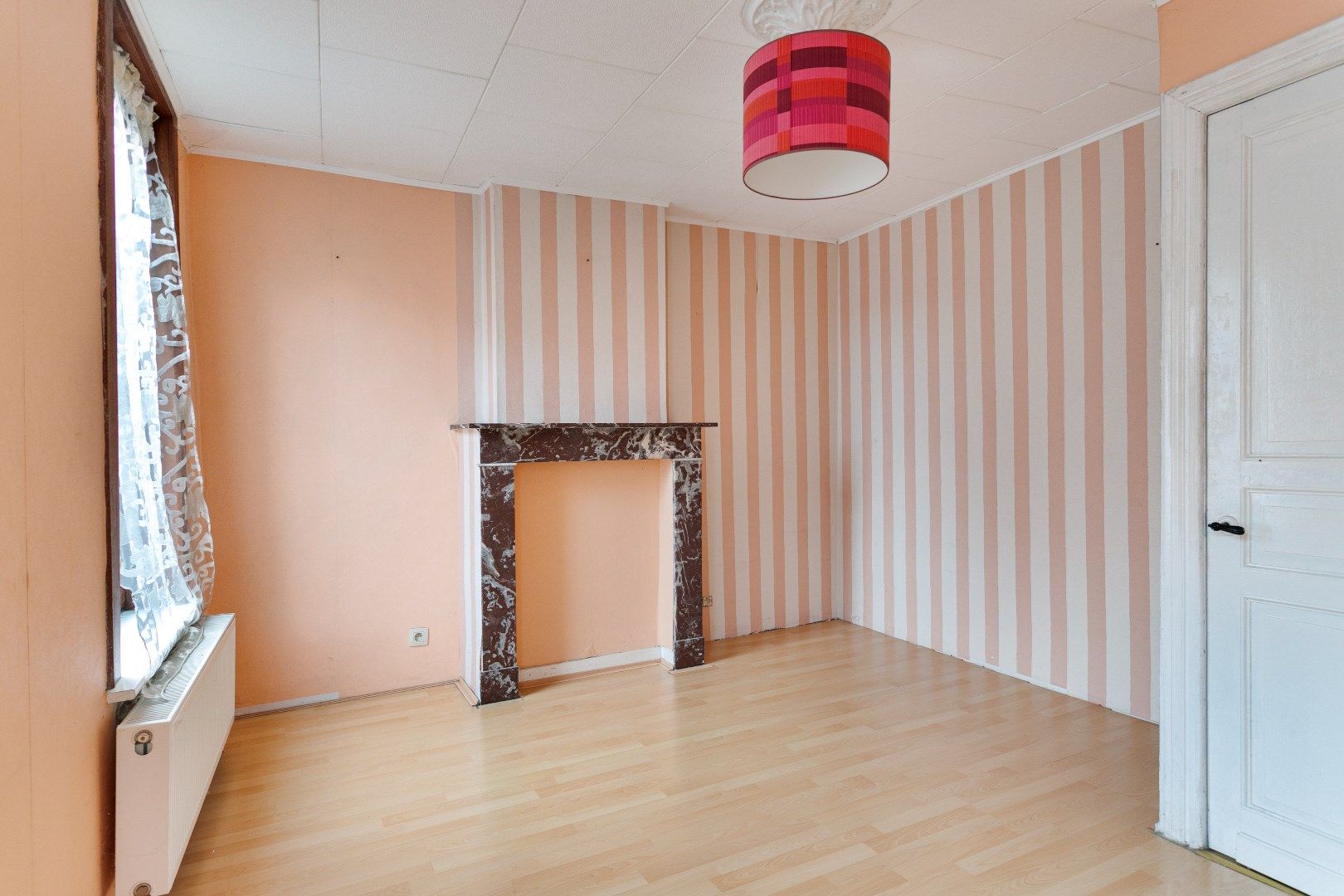 Ruime op te knappen woning met grote tuin foto 12
