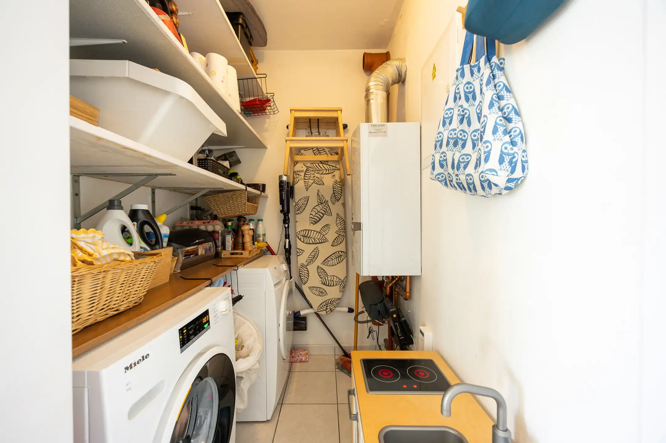 Centraal gelegen 2 slpk app met ruim terras en staanplaats. foto 17