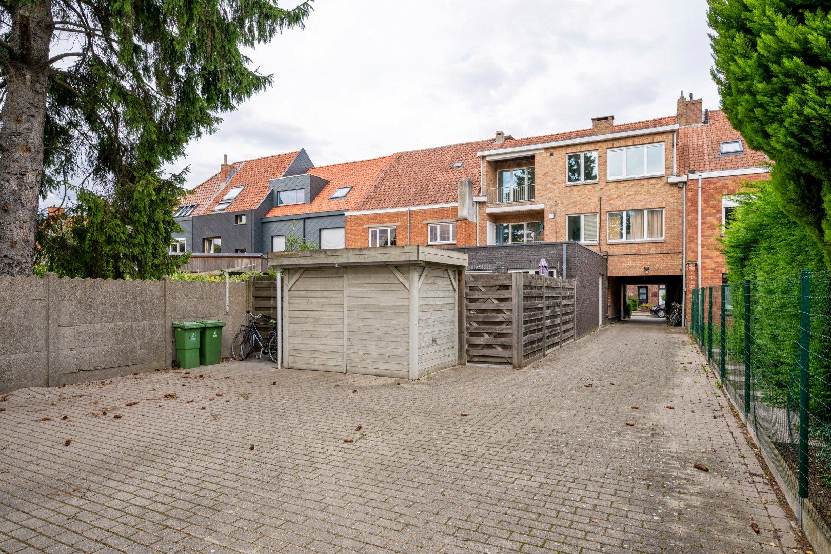 Licht op te frissen appartementsgebouw met 3 appartementen en 3 garageboxen op TOP-ligging te St-Amandsberg foto 2