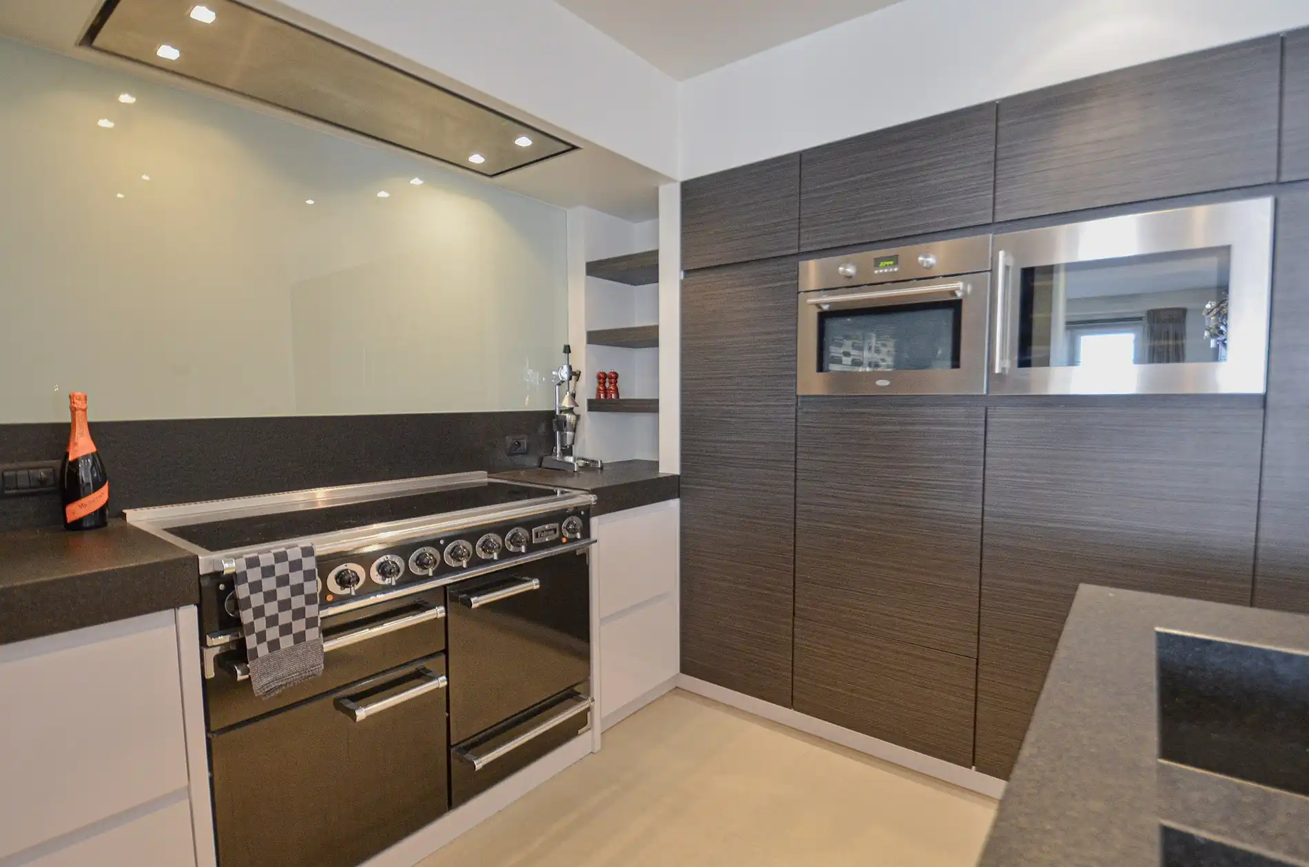 Topaanbieding – Uitzonderlijk ruim appartement gelegen in een stijlvolle residentie. foto 20