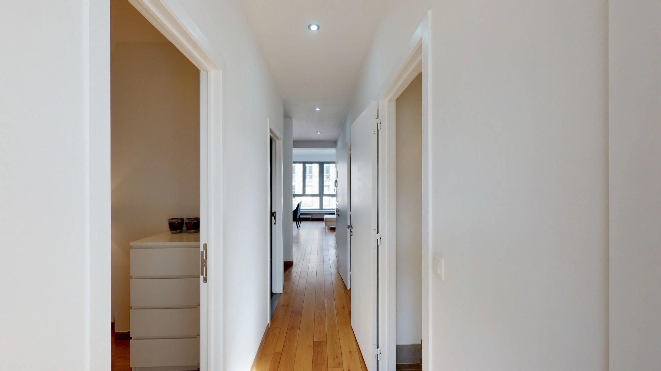 Modern gemeubeld appartement met drie slaapkamers en terras.  foto 7