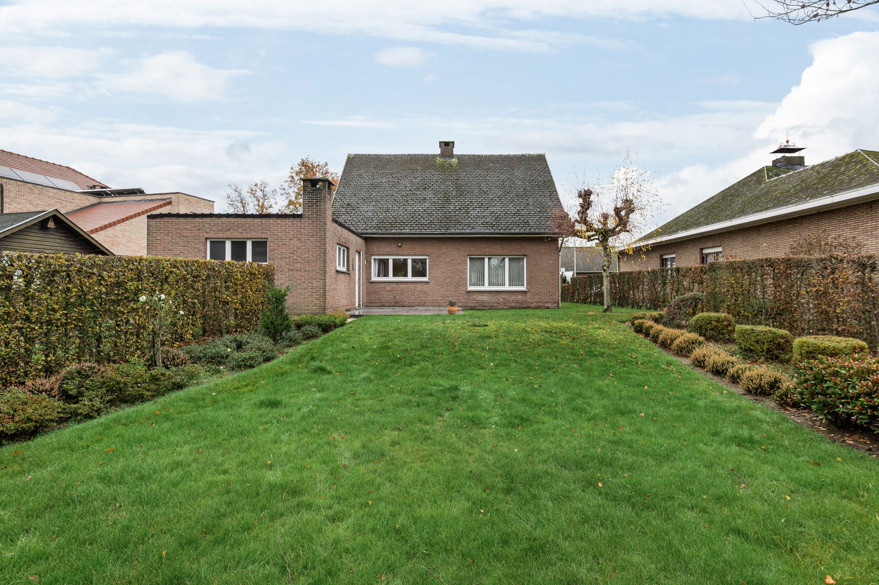 Ruime gezinswoning met tuin en garage op 856 m2 foto 2