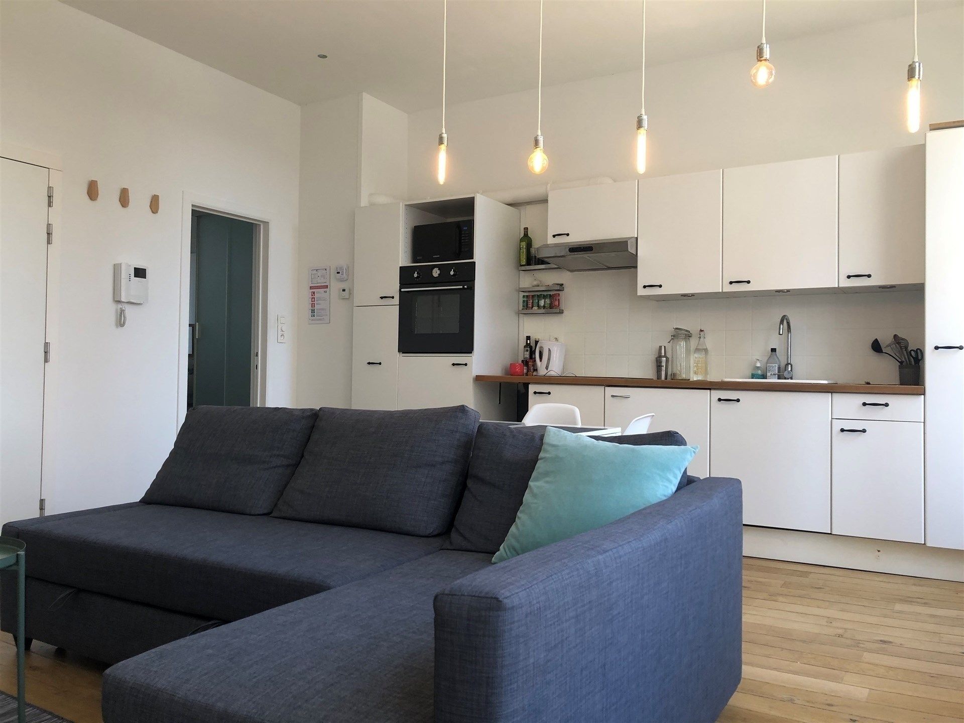 Gemeubeld appartement met 1 slaapkamer! foto 2