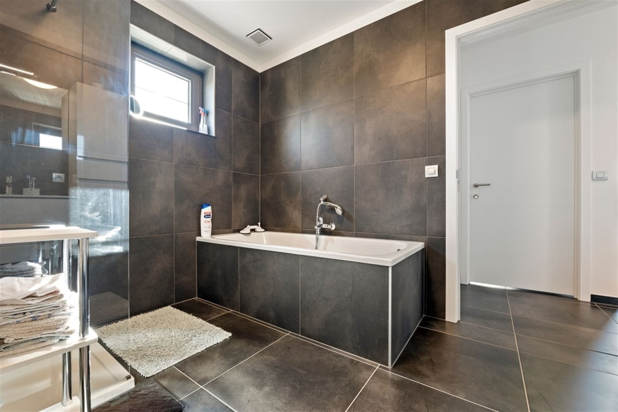 INSTAPKLAAR 2 SLK APPARTEMENT MET ONDERGRONDSE STAANPLAATS IN HARTJE MAASMECHELEN  foto 25