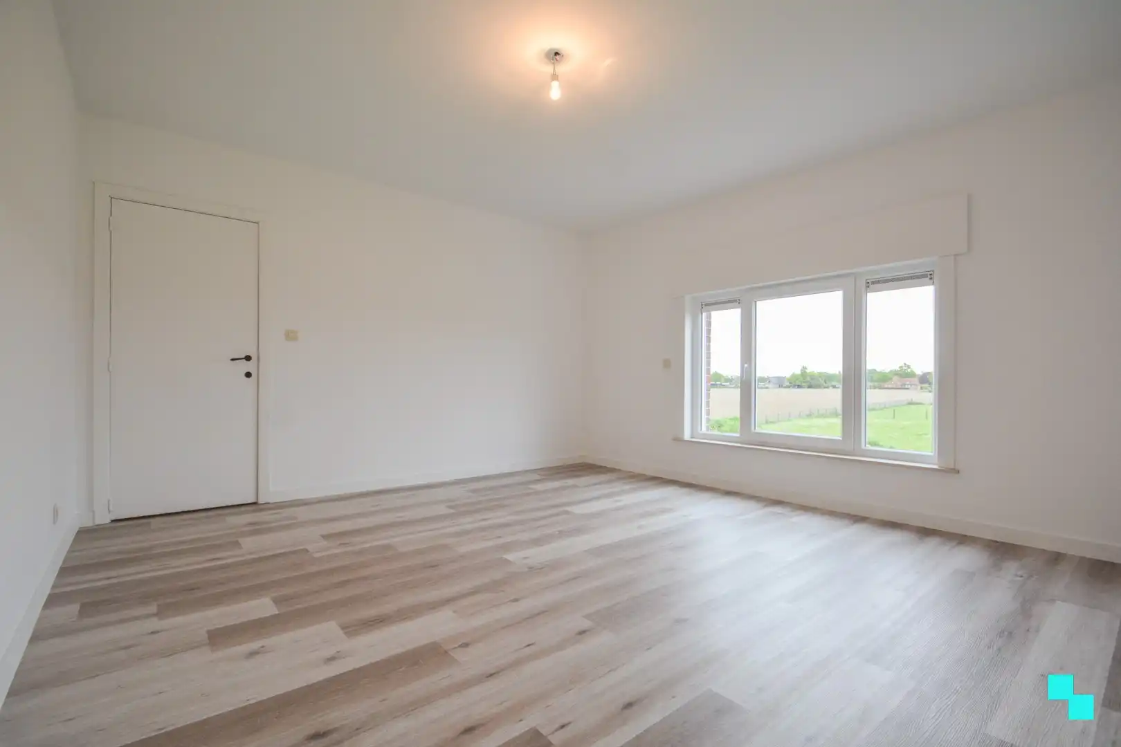 Gerenoveerde woning met twee slaapkamers en ruime garage foto 20