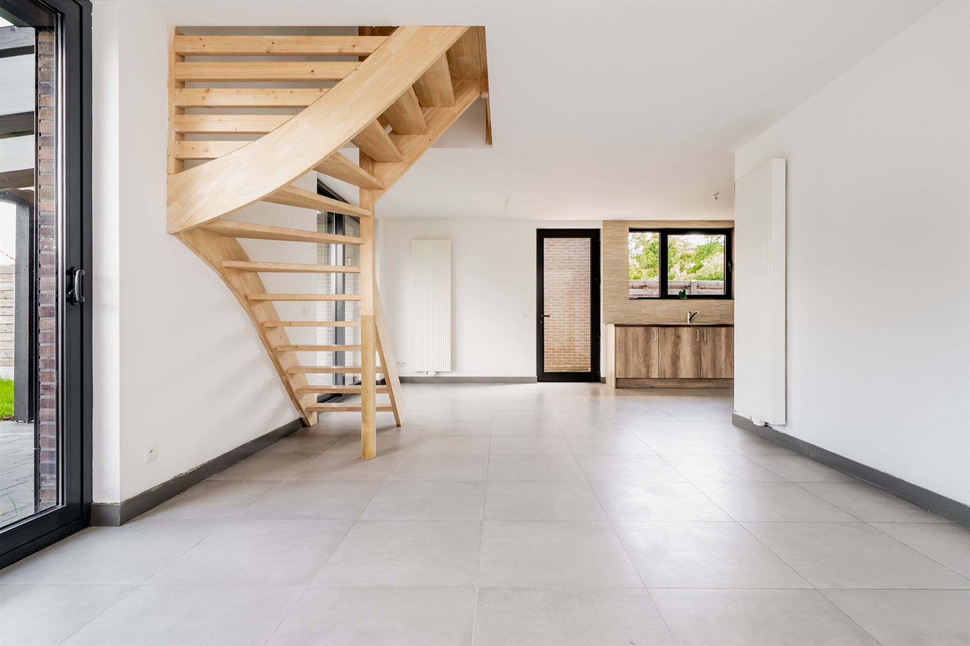 Moderne gezinswoning met garage en tuin. foto 4