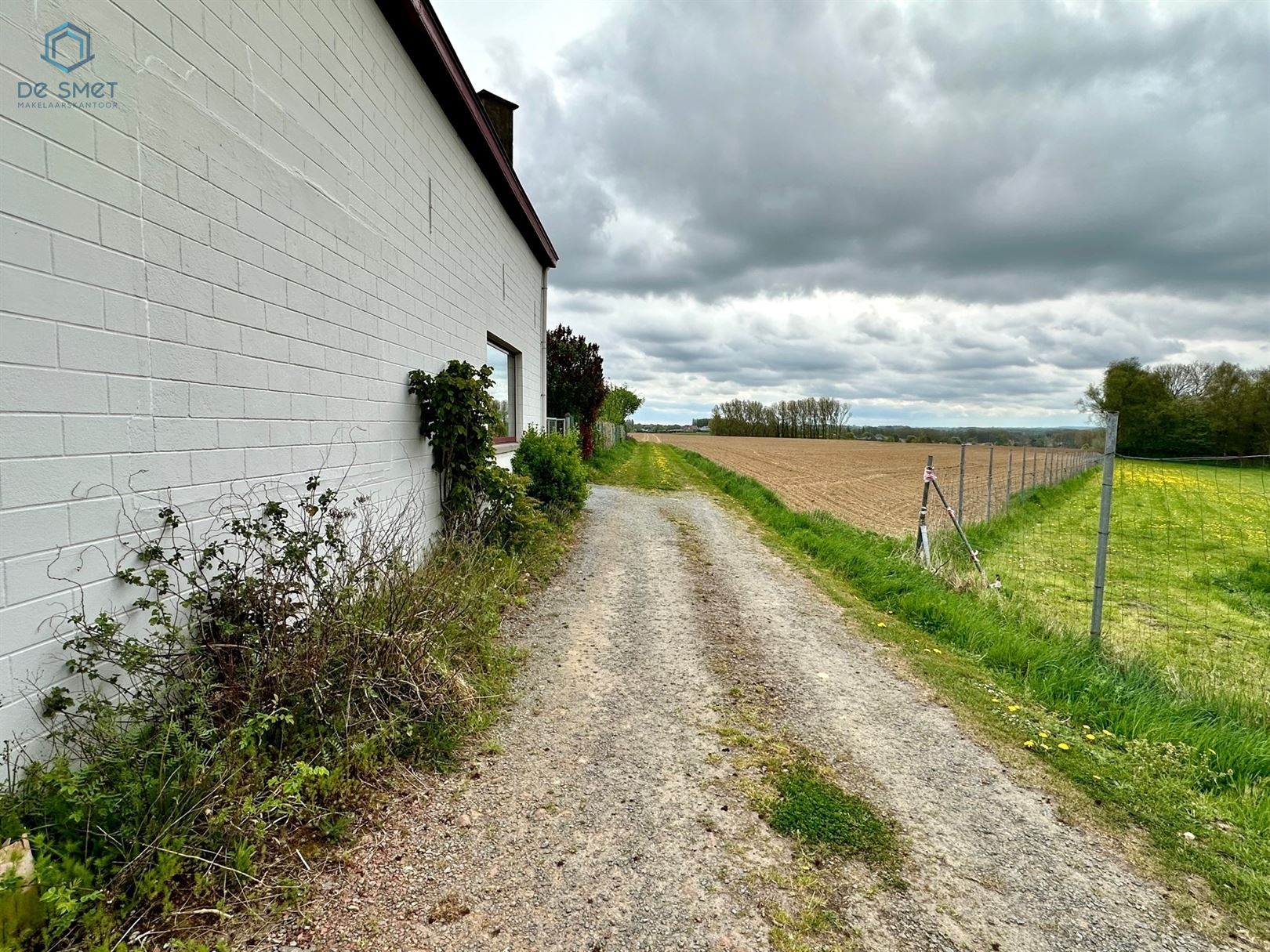RUIME HALFOPEN BEBOUWING MET GARAGE EN TUIN foto 20