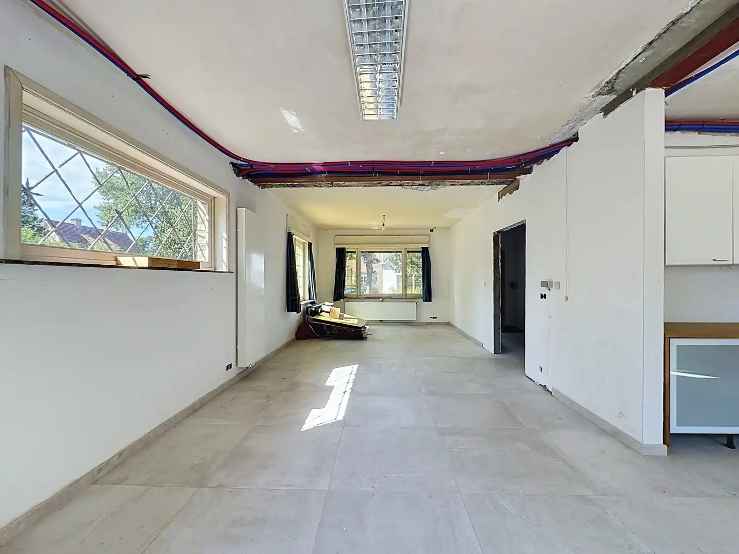 Welgelegen alleenstaande villa met opknapwerk. foto 4
