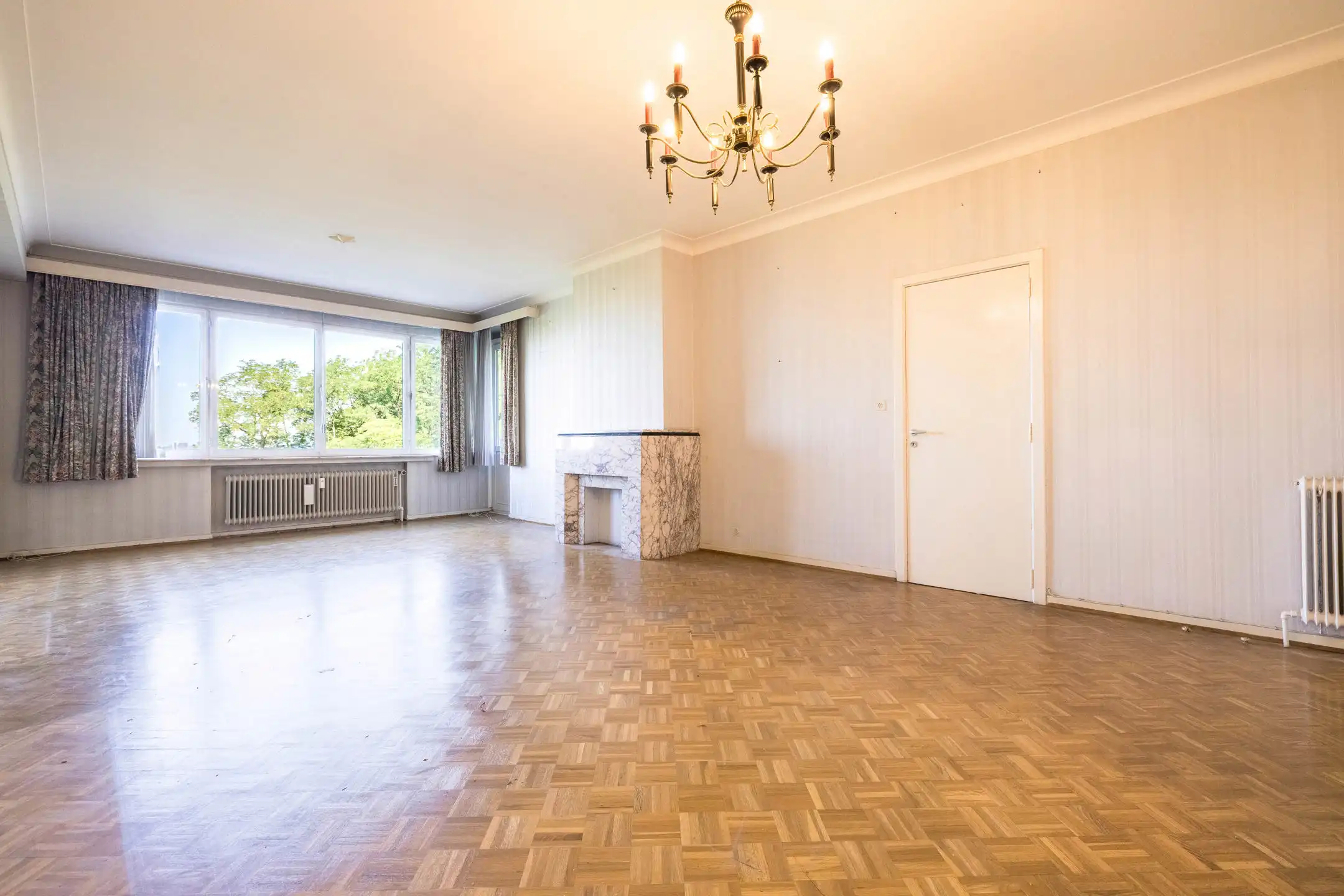 Appartement met 2 slaapkamers en terras – Te renoveren foto 5