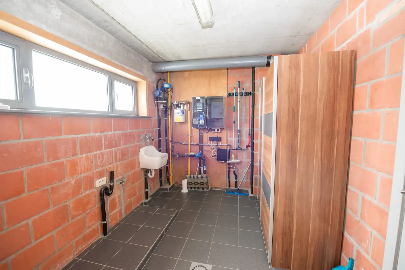 Rustig gelegen, ruime woning met 3 slaapkamers te Oeselgem! foto 9