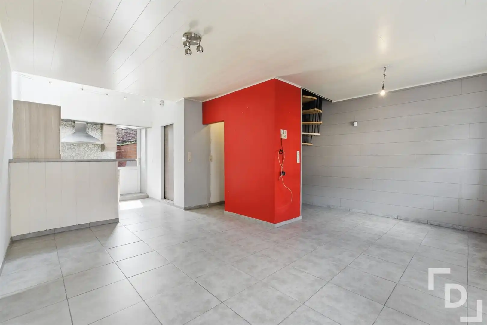 Stadswoning met 2 slaapkamers en koer te koop in het centrum van Poperinge foto 2