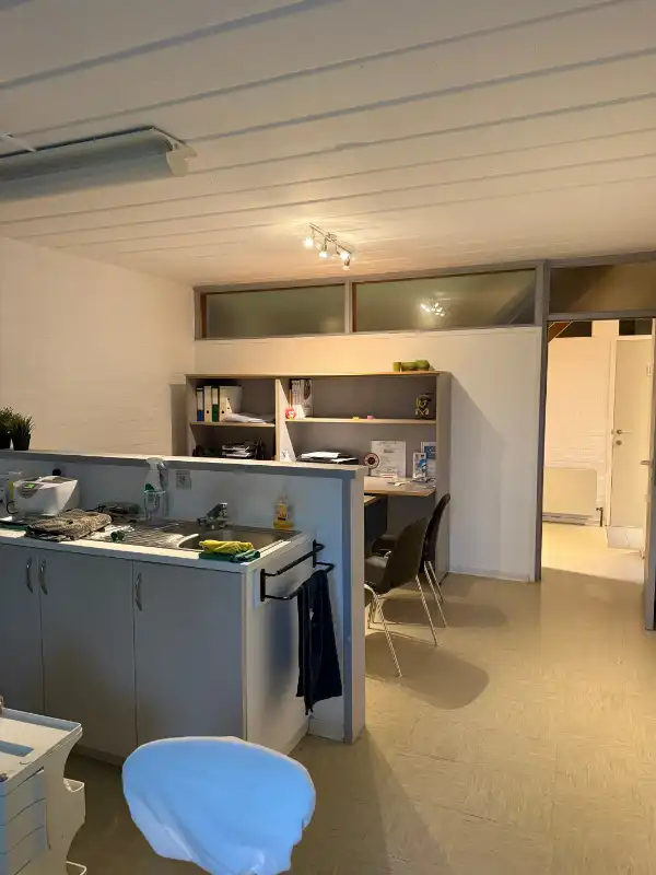 Praktijk/kantoorgebouw foto 5