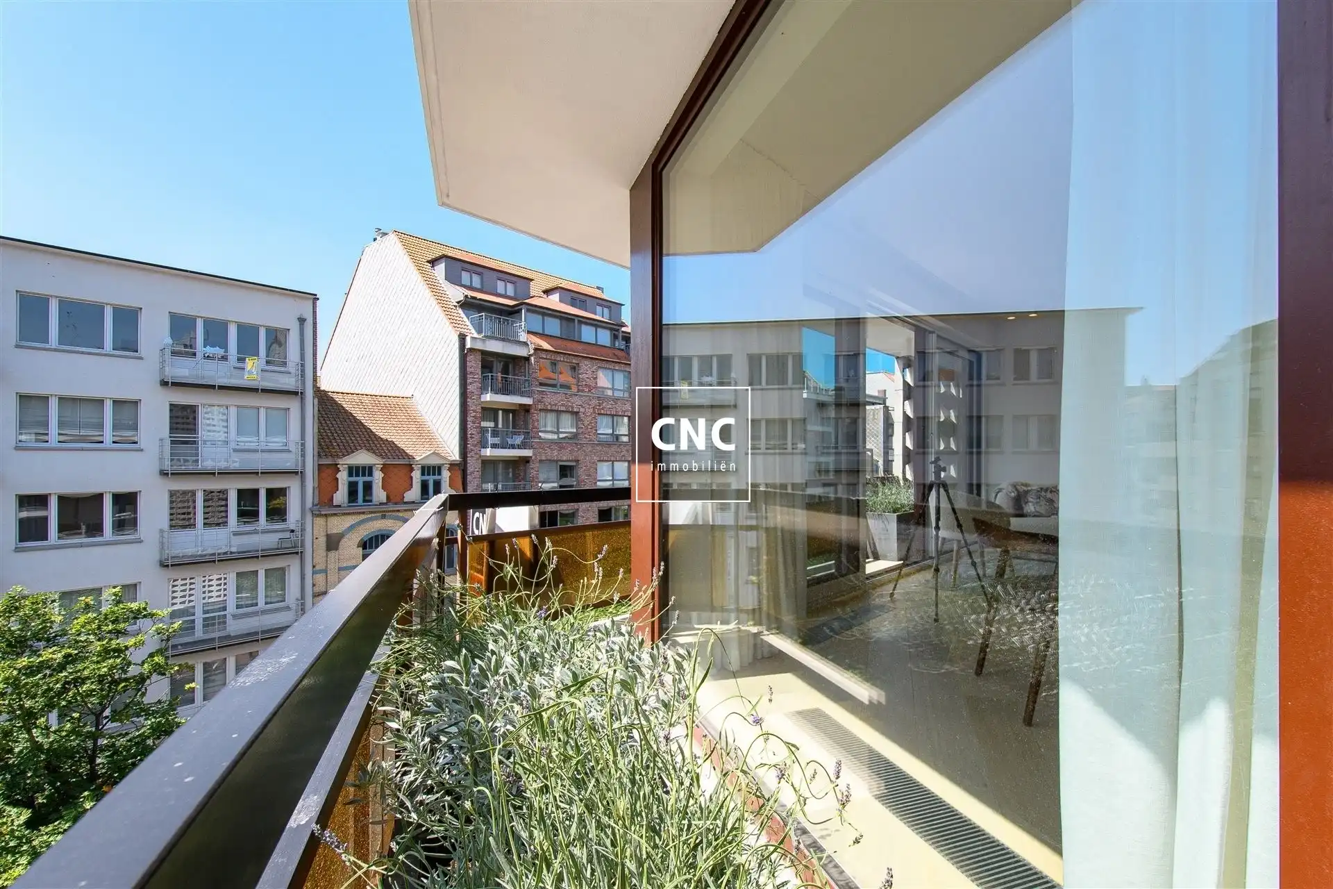 Stijlvol gerenoveerd en zonnig hoekappartement op topligging foto 9