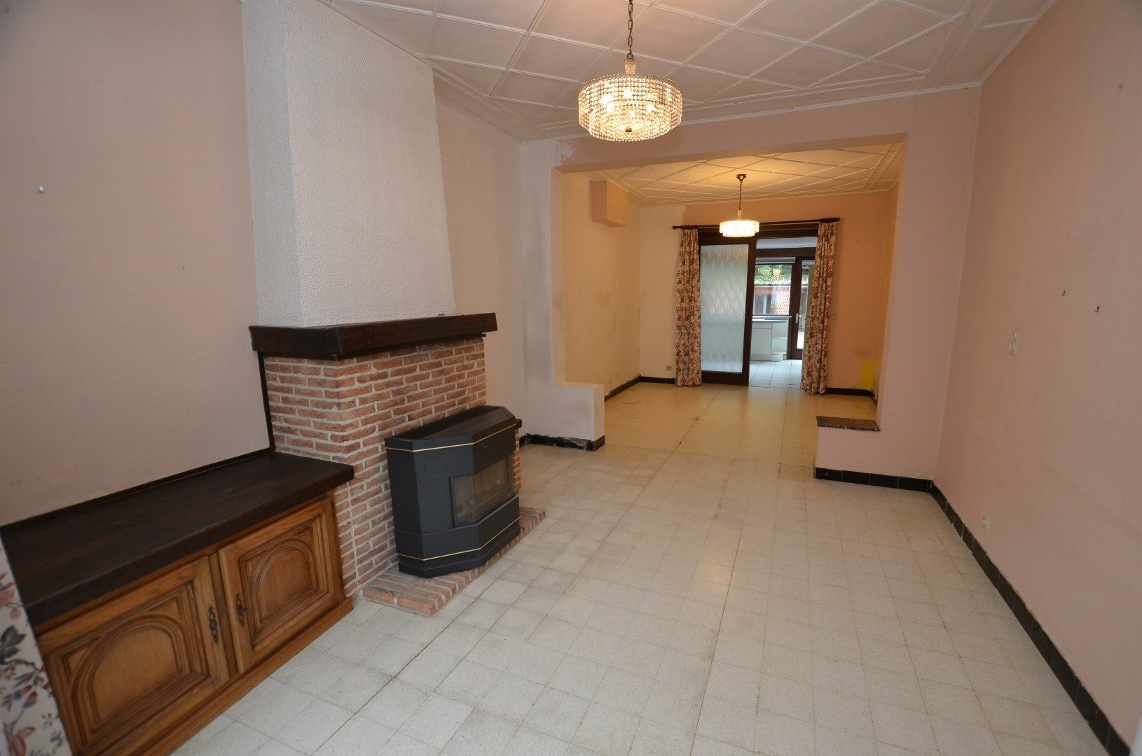 Te renoveren karaktervolle ruime woning met zonnige tuin foto 3
