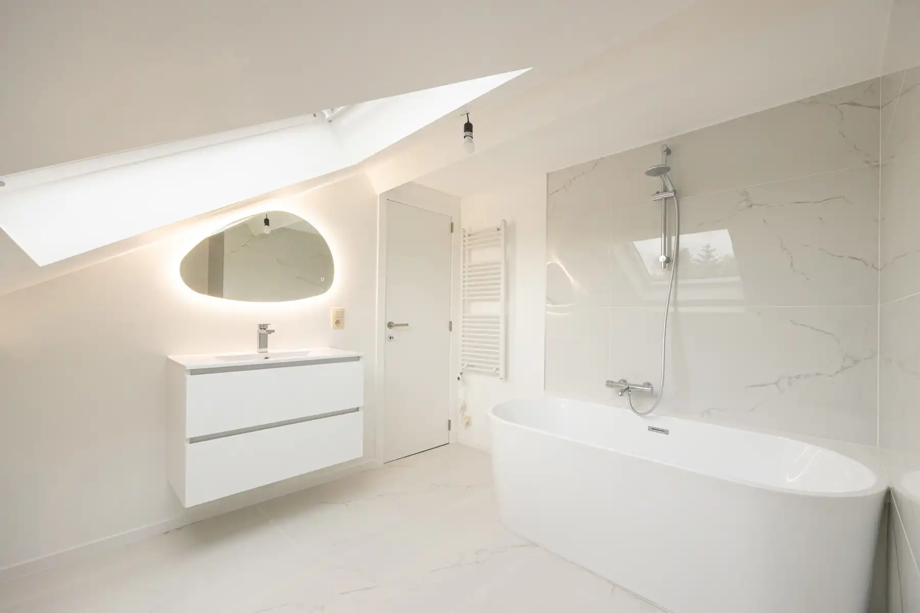 Prachtig duplexappartement met 4 slaapkamers en 2 badkamers! foto {{pictureIndex}}