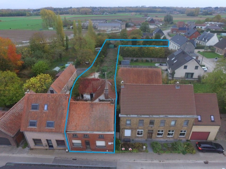 Te renoveren woning met magazijn en tweede oprit! foto 2