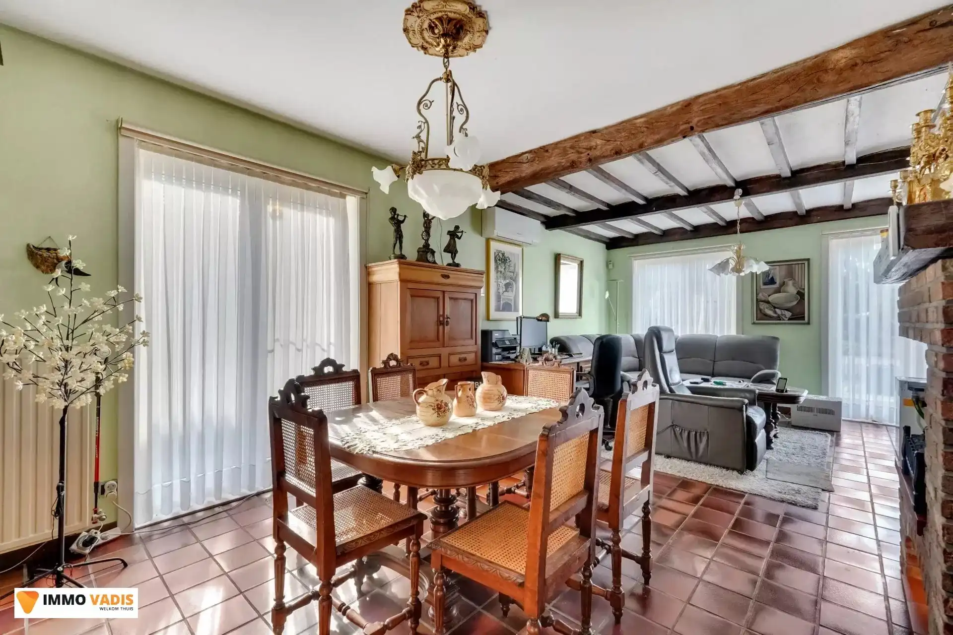 Te koop op lijfrente - Comfortabele villa met drie slaapkamers, twee garages en een magazijn. foto 7