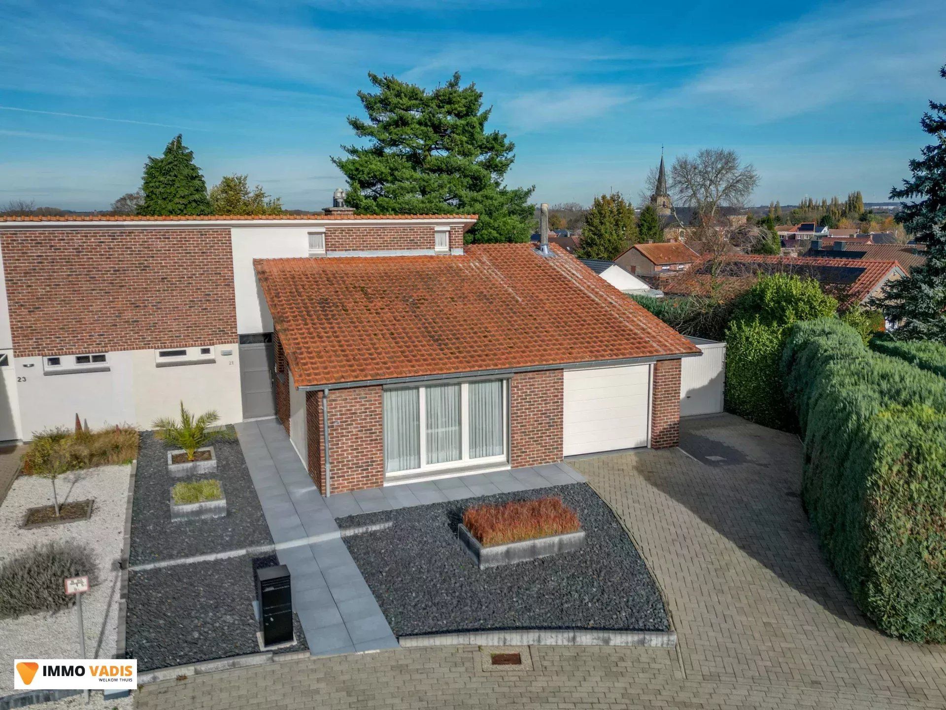 Hoofdfoto van de publicatie: Uitstekend onderhouden HOB woning ,3slaapkamers en 2 garages