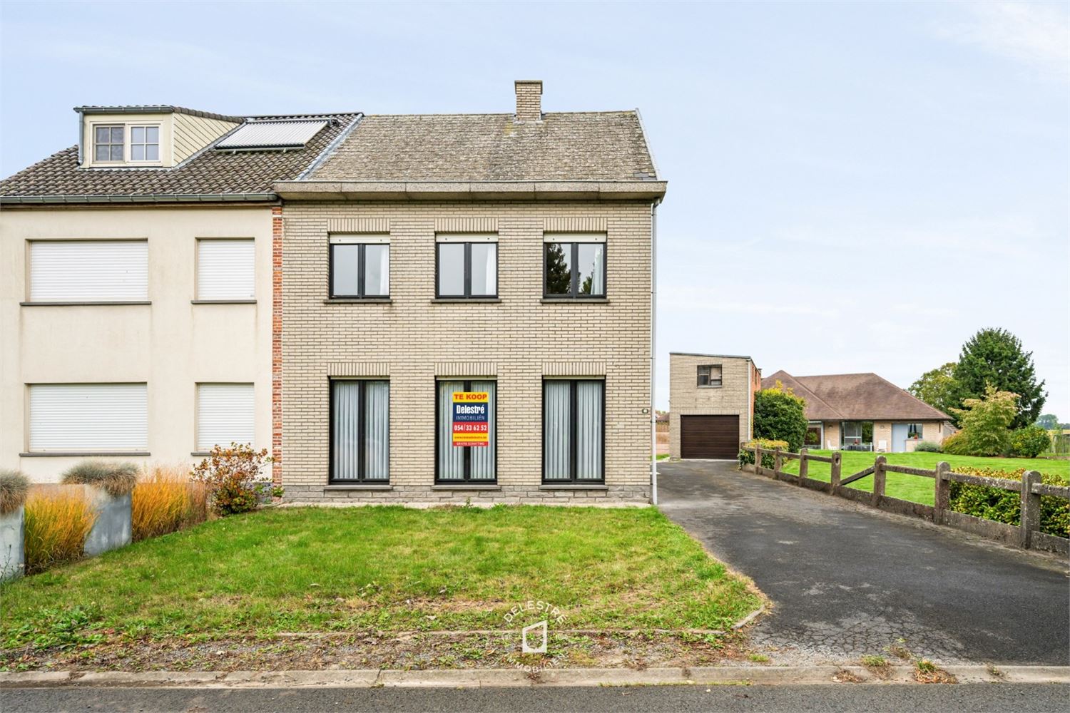 RUSTIG GELEGEN HALFOPEN MET TUIN EN GARAGE foto 3