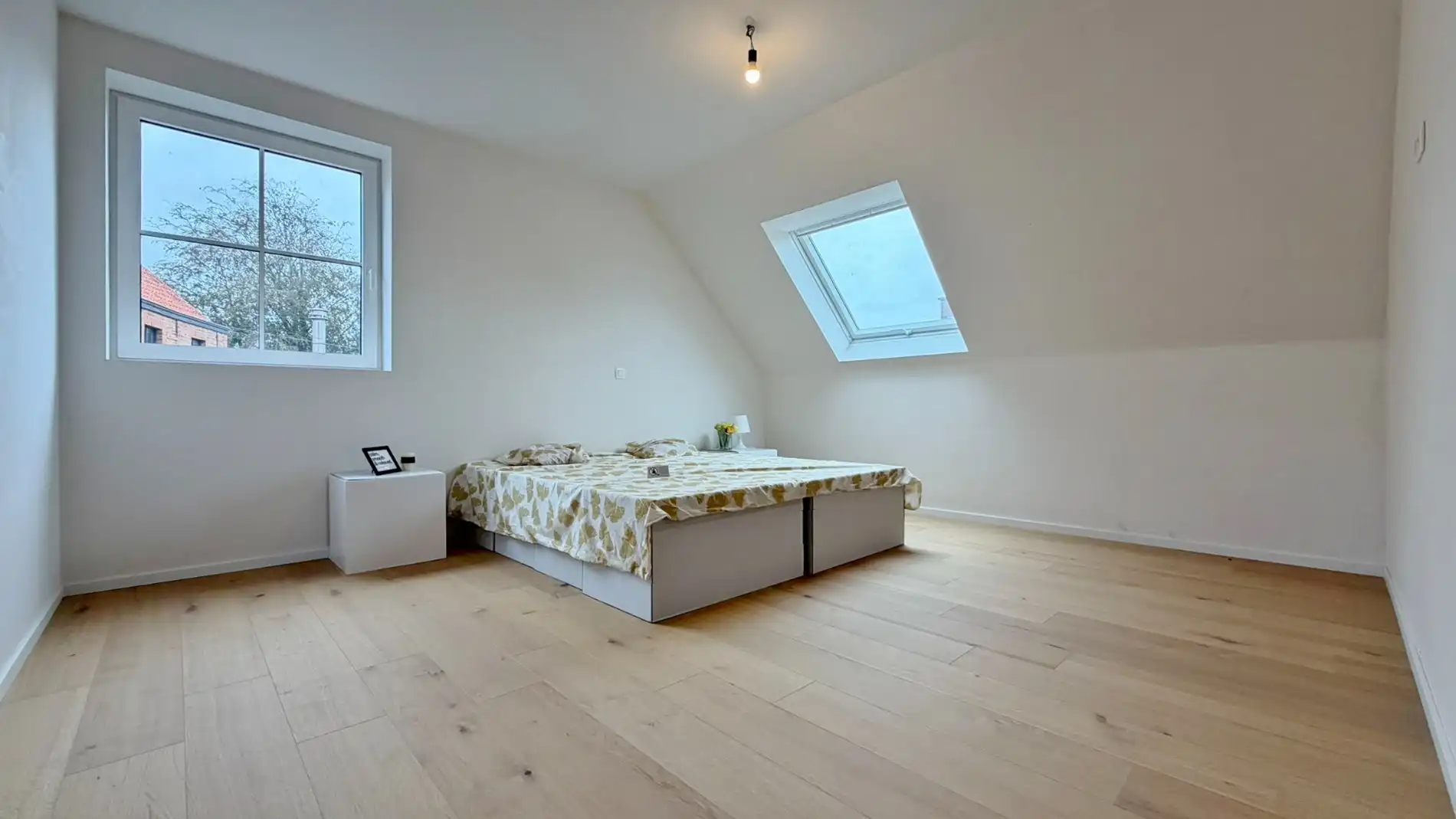 Halfopen karaktervolle nieuwbouwwoning met dubbele garage en tuin. ( 6%btw mogelijk ) foto 9