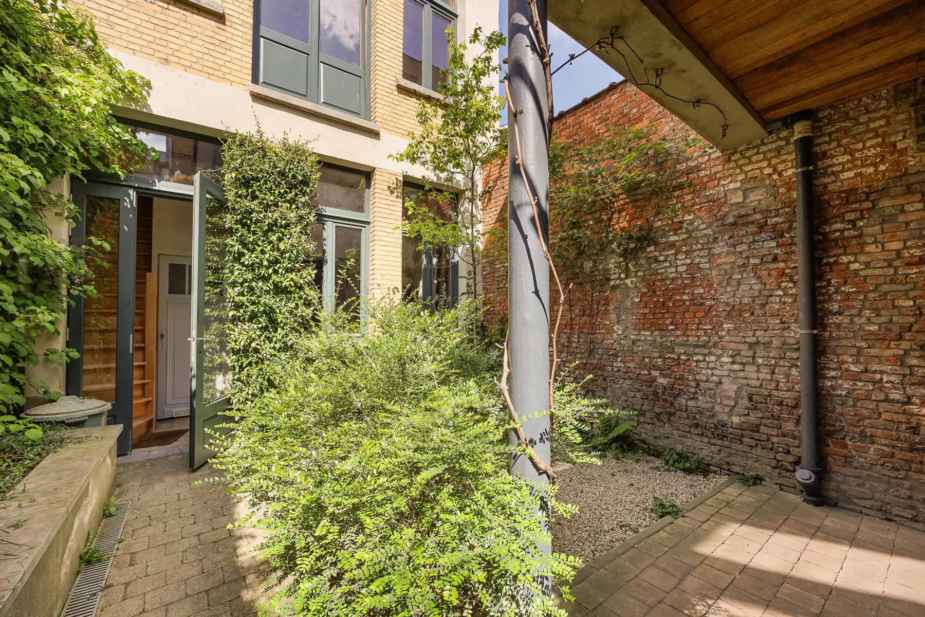 Grote woning met achterhuis in het leuke Berchem foto 12