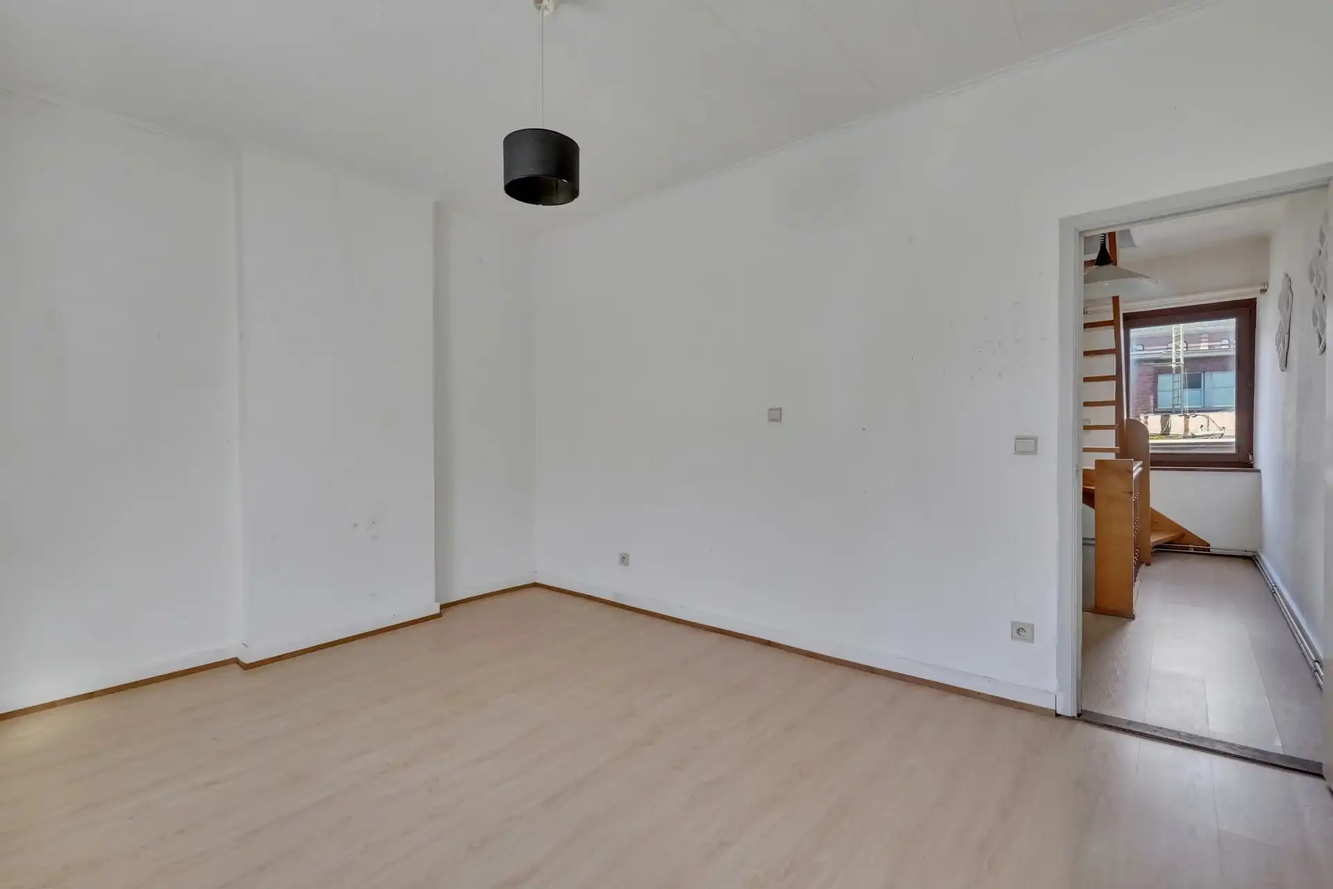 Op te knappen stadwoning op goede locatie foto 11