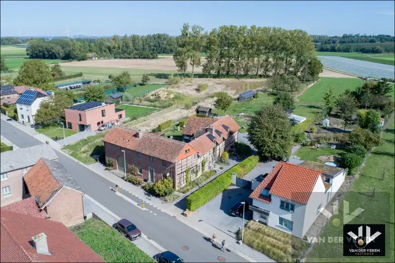 Volledig gerenoveerde, instapklare hoeve met authentieke elementen en sfeer in het hart van Haspengouw - een charmante woning én een ideale locatie om uw evenementenlocatie, B&B, kantoor, ... te vestigen! foto {{pictureIndex}}