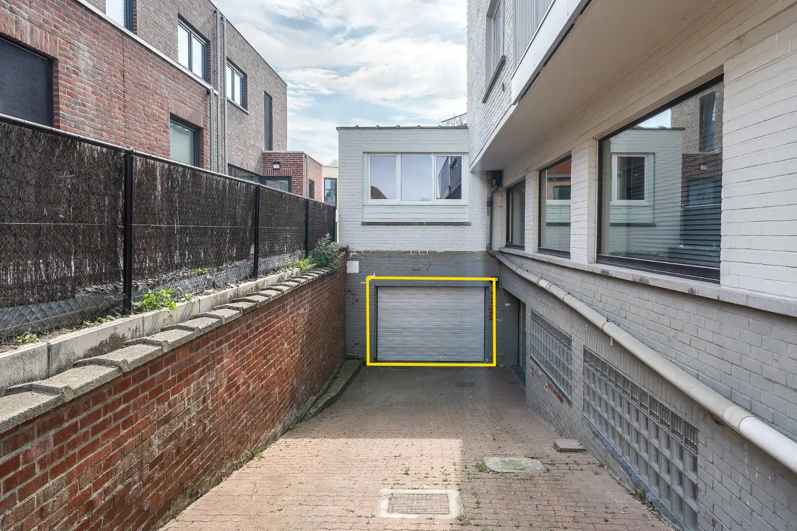 Ruime garagebox in Oostende foto {{pictureIndex}}