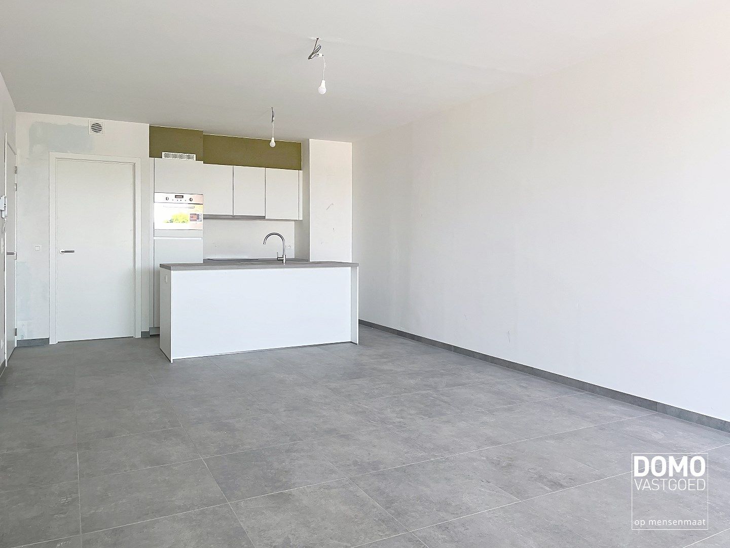 VOLLEDIG AFGEWERKT NIEUWBOUWAPPARTEMENT MET 2 SLAAPKAMERS, TERRAS, ONDERGRONDSE AUTOSTANDPLAATS EN KELDERBERGING IN RESIDENTIE "DE KWINT" TE ZONHOVEN  foto {{pictureIndex}}