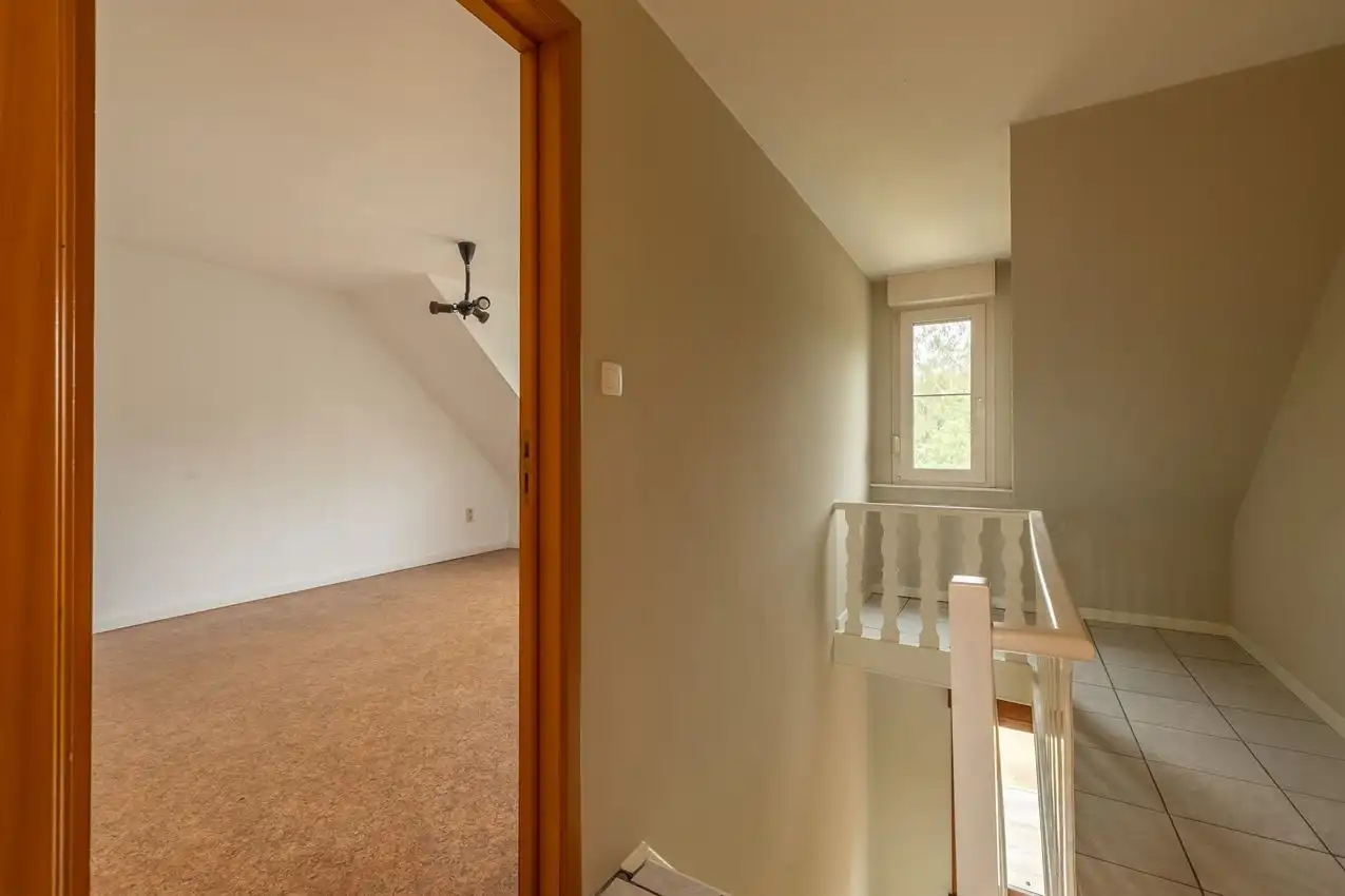 Vier slaapkamers. Twee staanplaatsen. En achteraan een verrassende buitenplek met zuiderse patio-sfeer foto 25